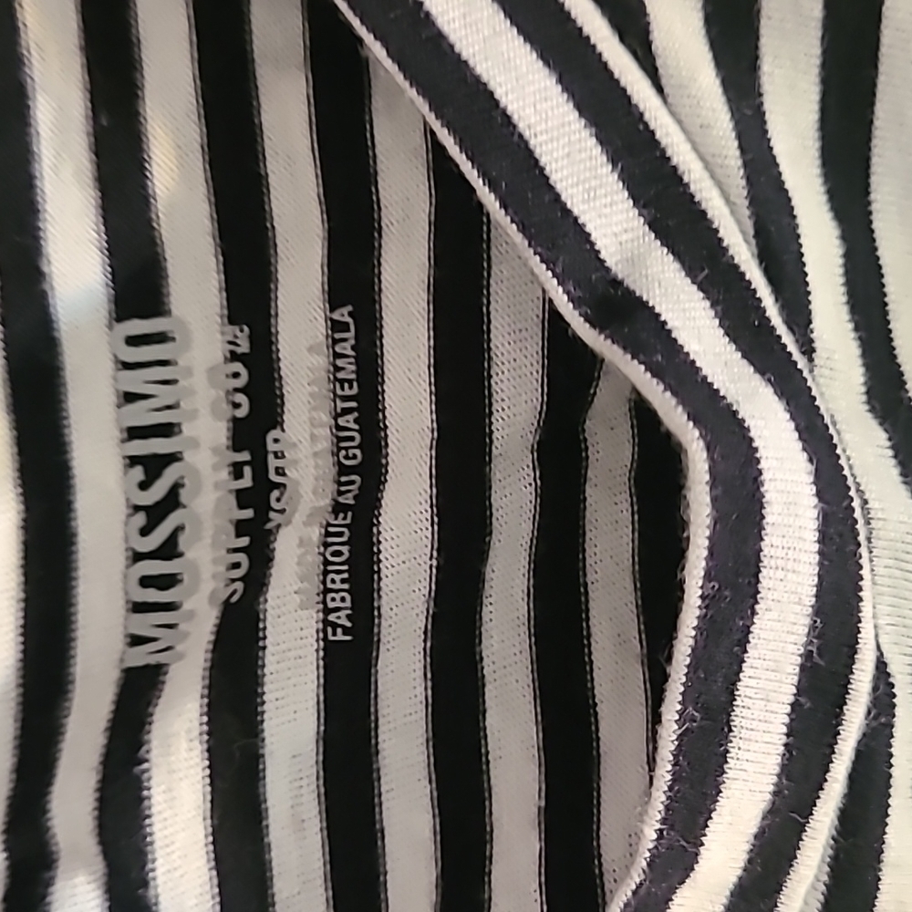 Mossimo T Shirt xs nwot hp🔥🔥🔥 - Picture 3 of 3